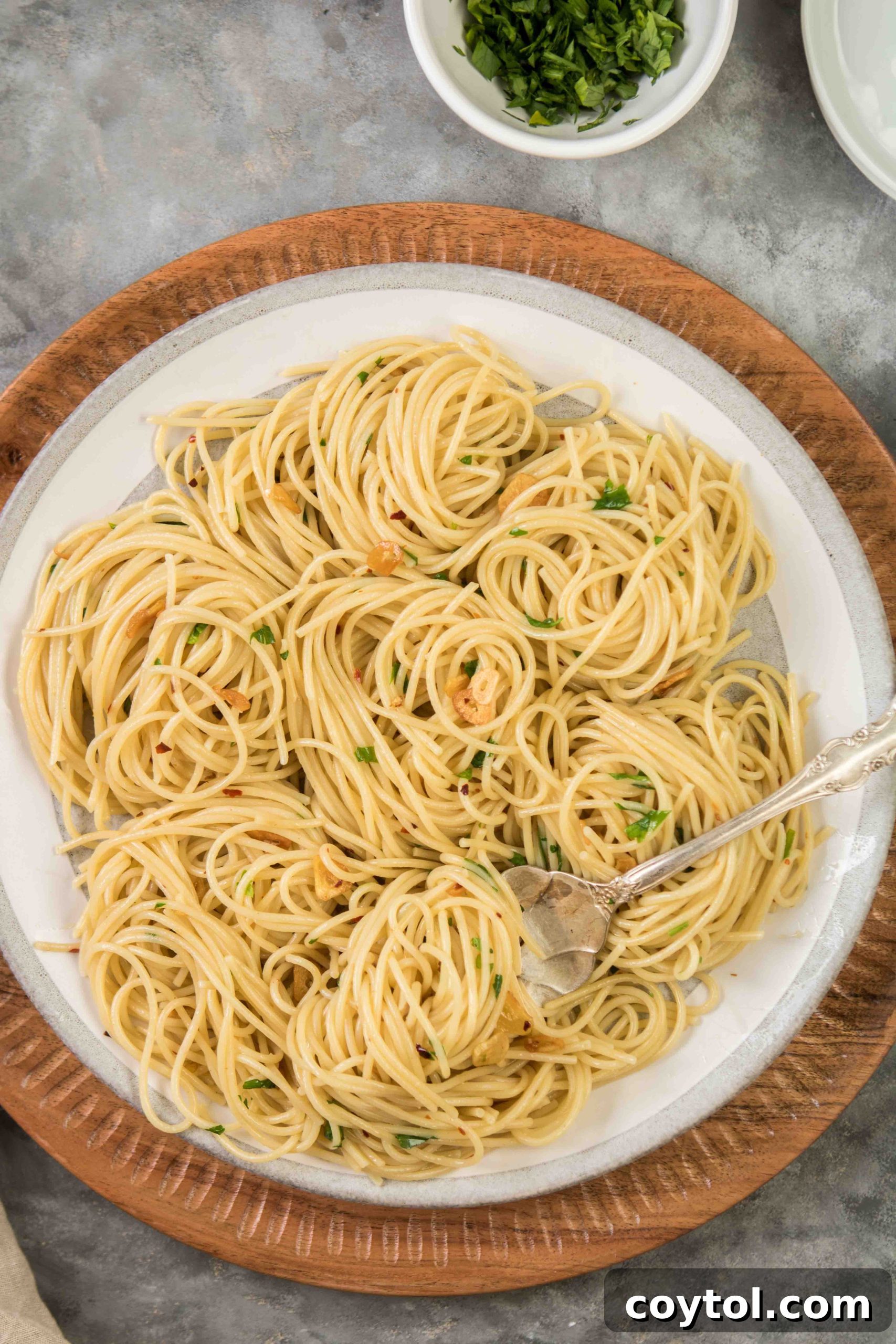 quick and easy spaghetti dinner with olive oil and garlic on a plate