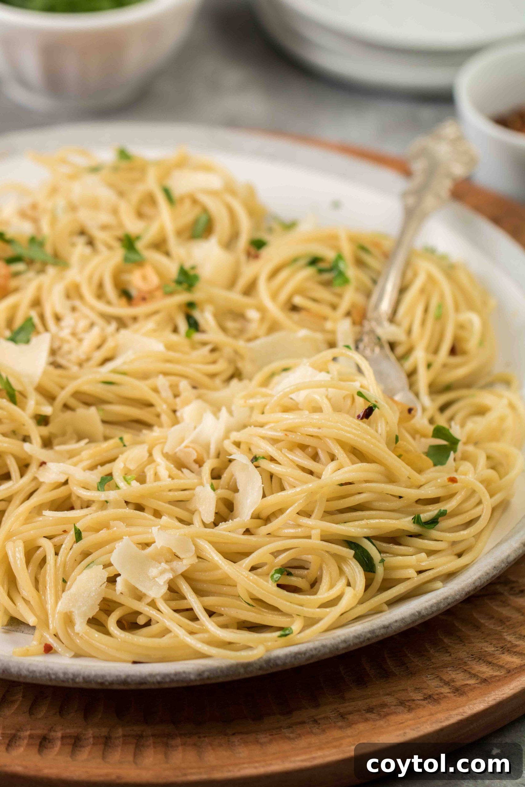spaghetti aglio e olio with serving utensil