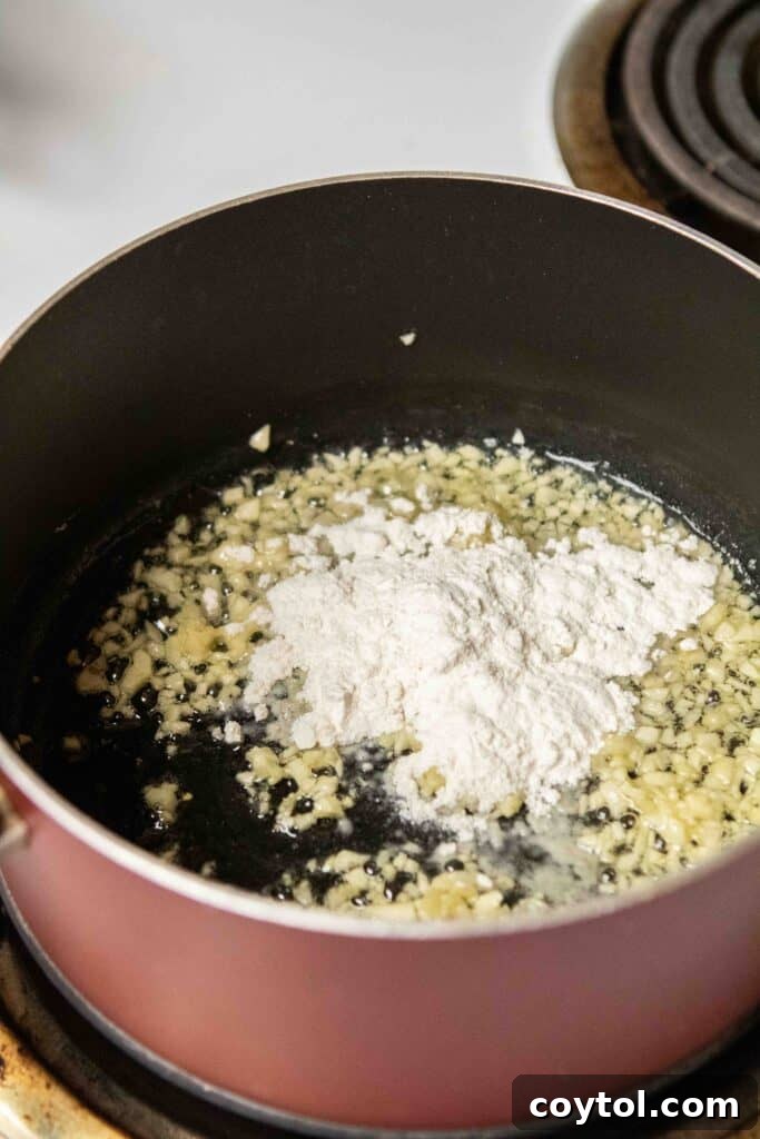 Step by step to make garlic white pizza sauce