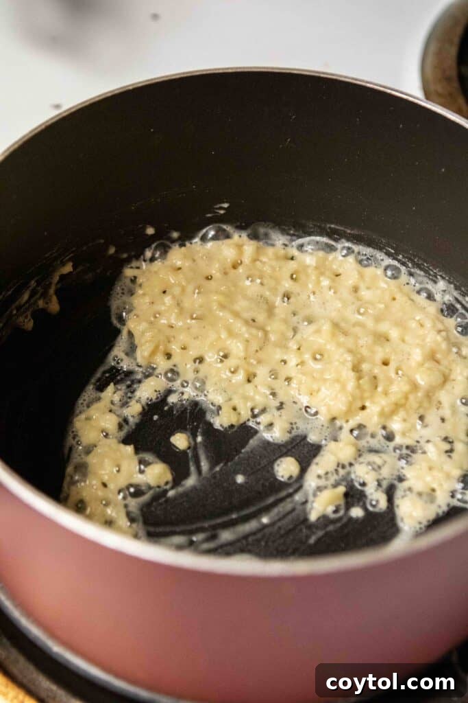 Step by step to make garlic white pizza sauce