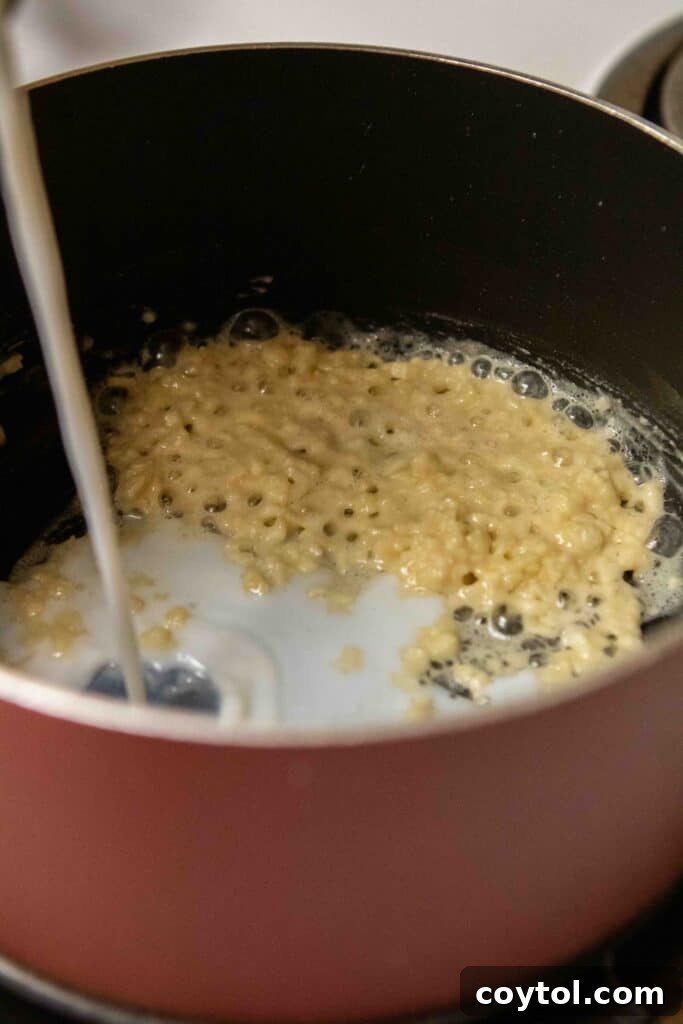 Step by step to make garlic white pizza sauce