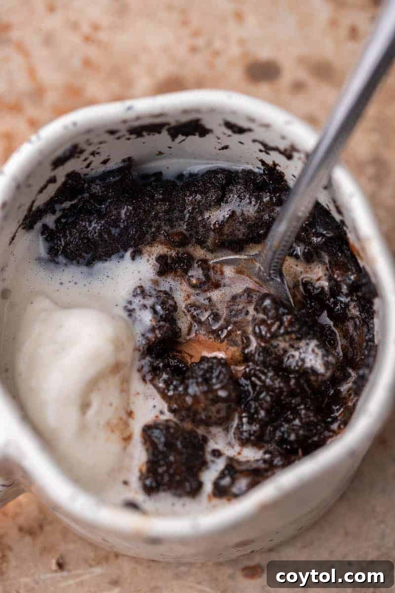 Trendy Oreo mug cake, easy to make at home