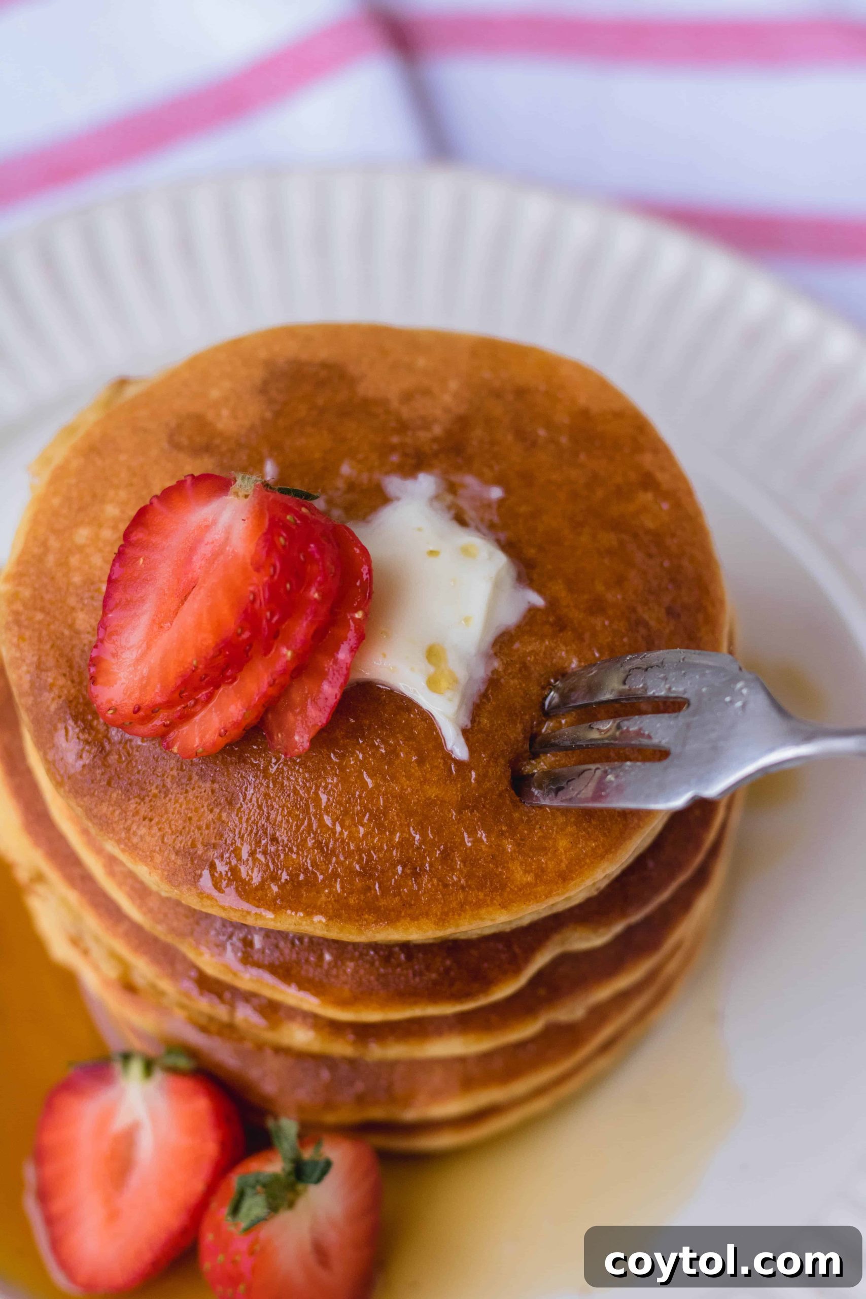 Fluffy almond flour pancakes with almond milk
