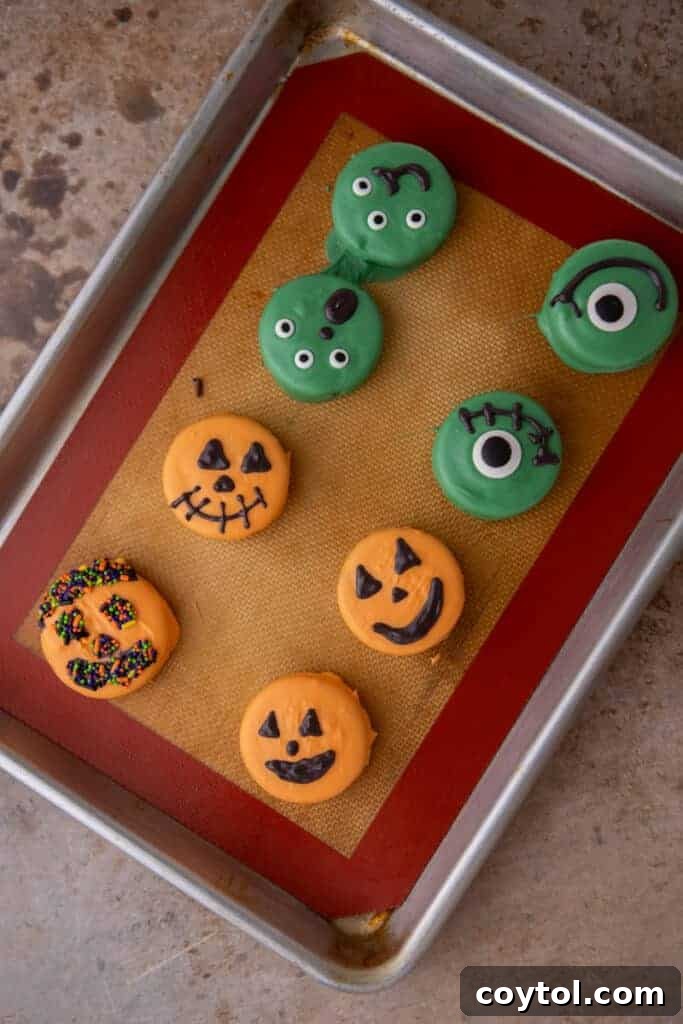 Spooktacularly Simple Chocolate Covered Halloween Oreos 9 Halloween chocolate covered Oreos