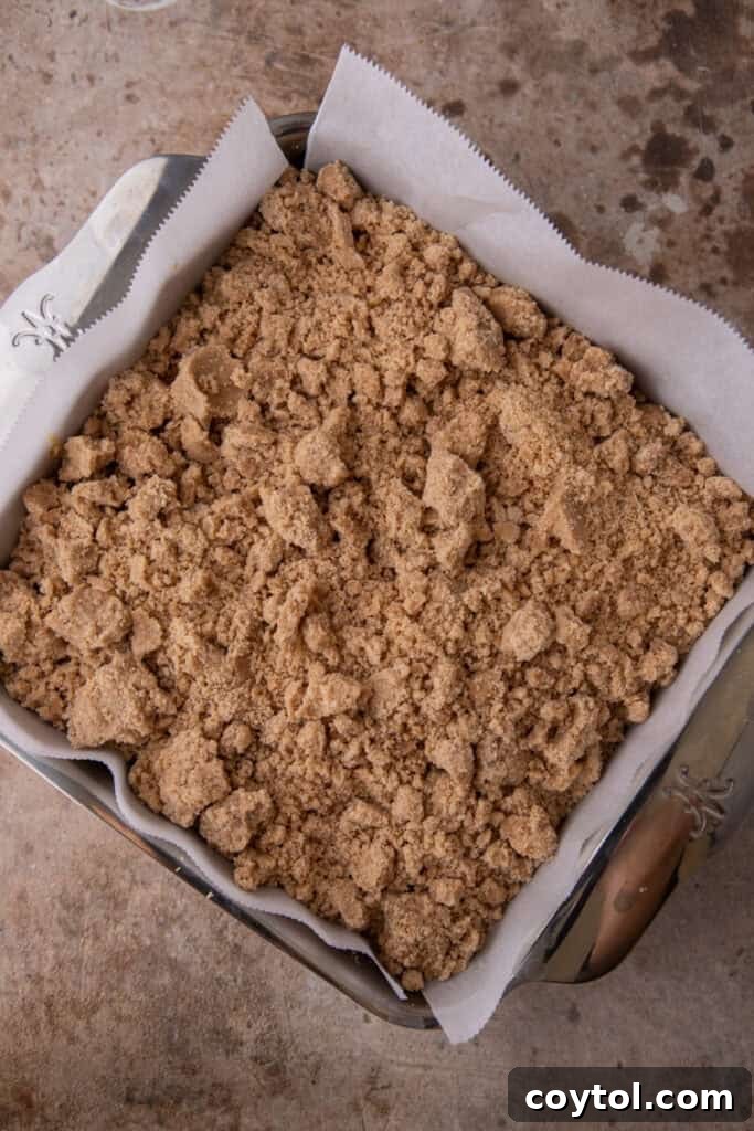 streusel being put on top